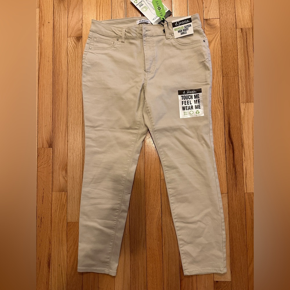 D. Jeans Recycled High Wasted Ankle